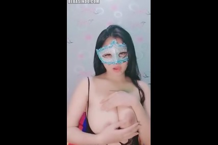 Twitter Viral Video Pesona Wanita Dengan Tatapan Yang Memerintah Namun Menggoda Pissing
